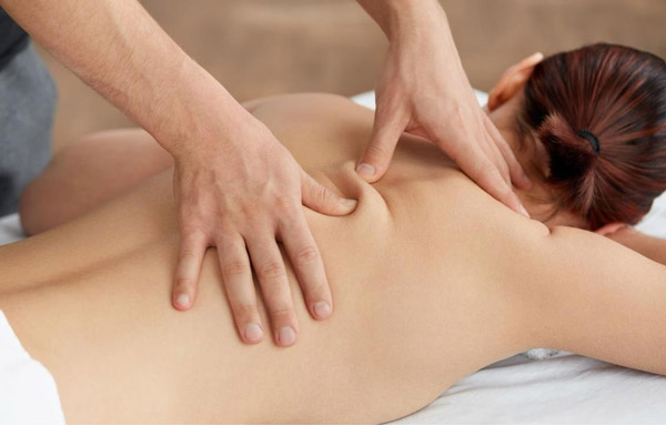 Mát xa, bấm huyệt là phương pháp giảm đau lưng không cúi được hiệu quả